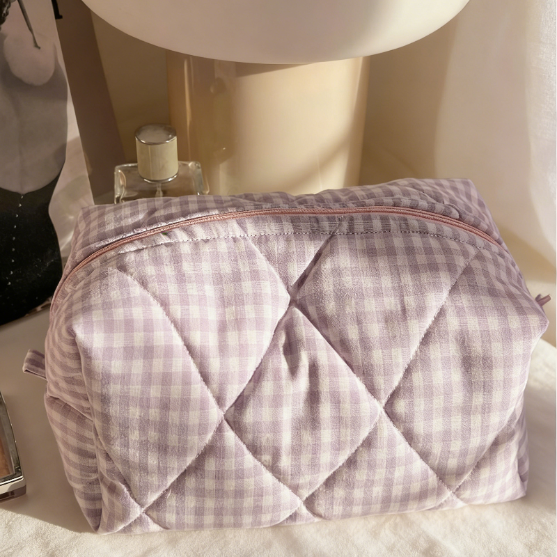 Light‑purple gingham quilted pouch with a pink zipper