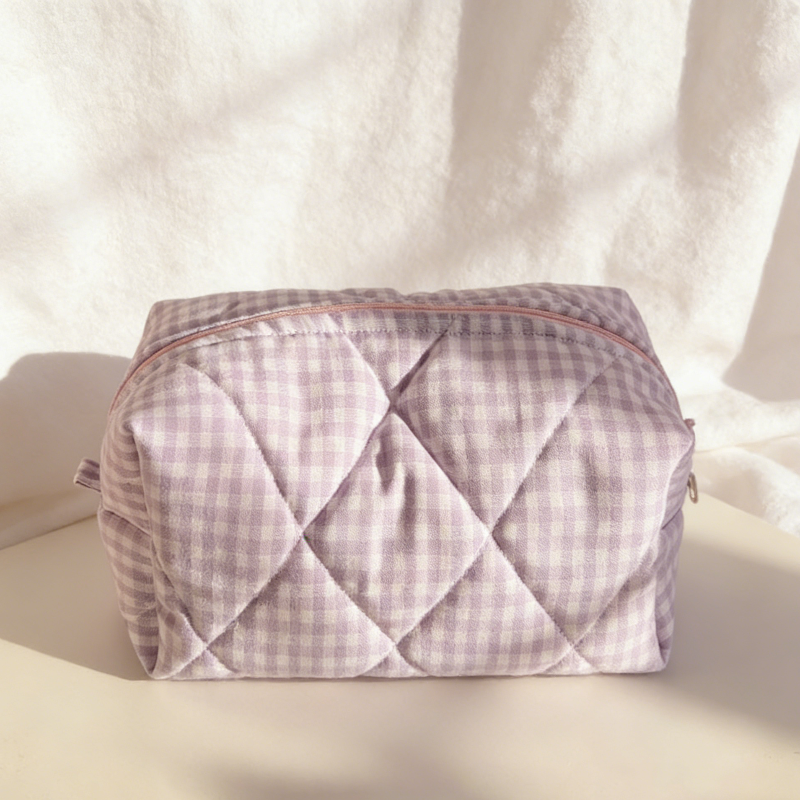 Light‑purple gingham quilted pouch with a pink zipper