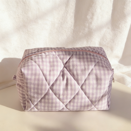 Light‑purple gingham quilted pouch with a pink zipper
