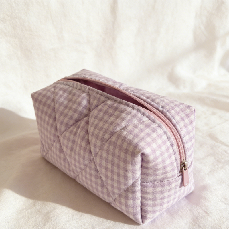 Light‑purple gingham quilted pouch with a pink zipper